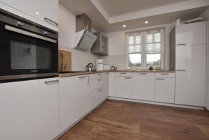 Kuchyň nebo kuchyňský kout v ubytování Reethaus Strandgut - geräumiges FH, 5 Schlafzimmer, Sauna und 3 Terrassen, Balkon + 17 fotografií