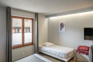 Postel nebo postele na pokoji v ubytování Hotel Colmar Vignes Eguisheim