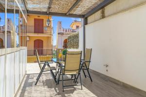 Balkón alebo terasa v ubytovaní Terrace under Taormina just a few minutes walk to the free beach and downtown!