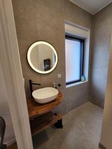 un baño con lavabo y espejo en L'Inattendu, en Pornic