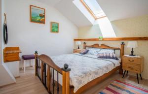 1 dormitorio con cama de madera y tragaluz en Gorgeous Home In Veli Brgud With Wifi, en Veli Brgud