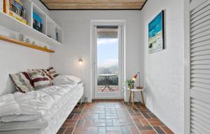 Postel nebo postele na pokoji v ubytování Pet Friendly Home In Knebel With Sauna