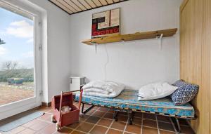 Postel nebo postele na pokoji v ubytování Pet Friendly Home In Knebel With Sauna