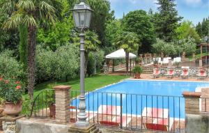 un pôle lumineux à côté d'une piscine dans l'établissement Amazing Home In Gambassi Terme, à Gambassi Terme 30 autres photos