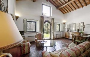 un salon avec un canapé et une table dans l'établissement Amazing Home In Gambassi Terme, à Gambassi Terme
