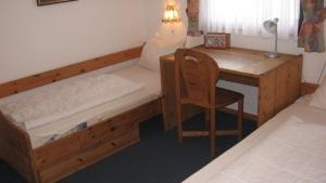 Postel nebo postele na pokoji v ubytování Ferienhaus Nr 125, Kategorie Economy, Feriendorf Hochbergle, Allgäu + 8 fotografií