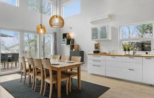 4 Bedroom Nice Home In Hadsundにあるキッチンまたは簡易キッチン