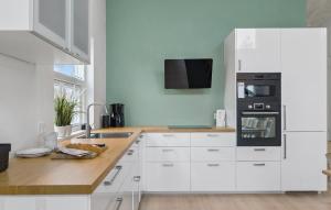 4 Bedroom Nice Home In Hadsundにあるキッチンまたは簡易キッチン