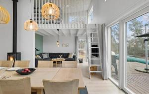 4 Bedroom Nice Home In Hadsundにあるシーティングエリア