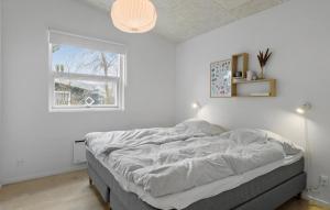 4 Bedroom Nice Home In Hadsundにあるベッド