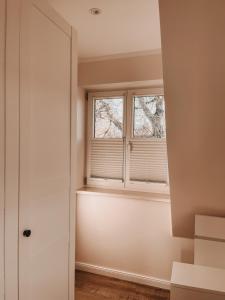a room with two windows with blinds at Inselperle Kämmererhof in Fehmarn