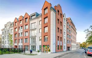 ein Mehrfamilienhaus mit roten Ziegeln in der Unterkunft 1 Bedroom Gorgeous Apartment In Gdansk in Danzig