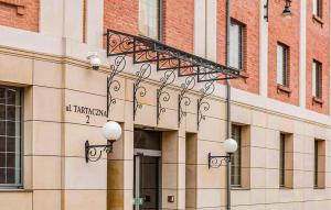 ein Gebäude mit einem Schild an der Seite in der Unterkunft 1 Bedroom Gorgeous Apartment In Gdansk in Danzig