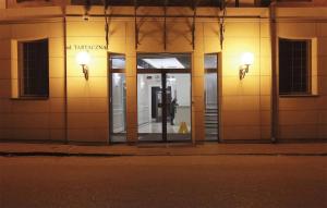 einen Eingang zu einem Gebäude in der Nacht in der Unterkunft 1 Bedroom Gorgeous Apartment In Gdansk in Danzig