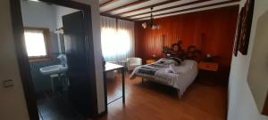Postel nebo postele na pokoji v ubytování CTR Casona Santa Coloma