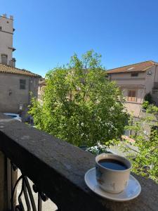 Příslušenství pro přípravu čaje a kávy v ubytování Appartamento Centro Storico con balcone e camino - Tarquinia