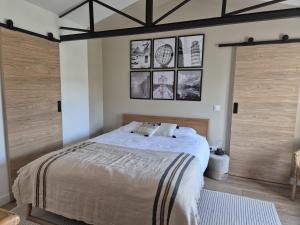 Postel nebo postele na pokoji v ubytování Villa de charme SPA - Piscine - Etang