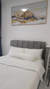 Voodi või voodid majutusasutuse Sky Trees 2 Guests Nflix Balcony Aeon Pool toas