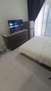 Televiisor ja/või meelelahutuskeskus majutusasutuses Sky Trees 2 Guests Nflix Balcony Aeon Pool