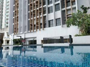 Bassein majutusasutuses Sky Trees 2 Guests Nflix Balcony Aeon Pool või selle lähedal