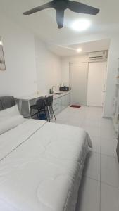 Voodi või voodid majutusasutuse Sky Trees 2 Guests Nflix Balcony Aeon Pool toas