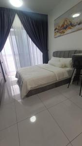 Voodi või voodid majutusasutuse Sky Trees 2 Guests Nflix Balcony Aeon Pool toas