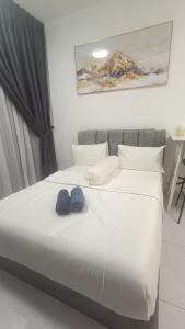 Voodi või voodid majutusasutuse Sky Trees 2 Guests Nflix Balcony Aeon Pool toas