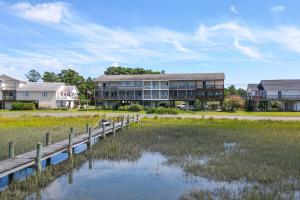un bâtiment avec un quai et une masse d'eau dans l'établissement Blue Chair Bay - Waterfront townhome with Fishing pier!, à Black Point Landing