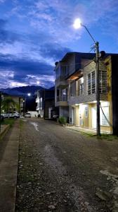 an empty street with a building and a street light at Apartamento amplio y lujoso in Mocoa