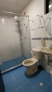 a bathroom with a toilet and a sink at Apartamento amplio y lujoso in Mocoa