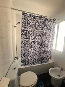 un bagno con un water e una tenda da doccia di PISO CENTRO HISTÓRICO 3 DORMITORIOS a Jerez de la Frontera Altre 3 foto