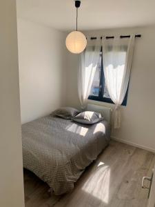 a bedroom with a bed and a window at 5mn Crolles Chambre au calme parking gratuit - belle cuisine partagée in Froges