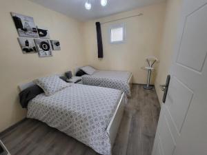 LE TOURISTIC Appartements客房内的一张或多张床位