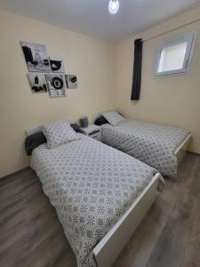 LE TOURISTIC Appartements客房内的一张或多张床位