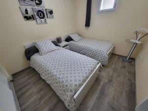 LE TOURISTIC Appartements客房内的一张或多张床位