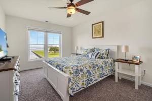 Una cama o camas en una habitación de Blue Marlin - Pet friendly with Private Dock!