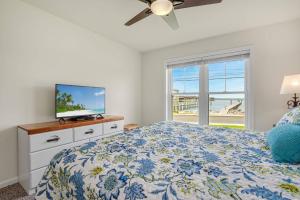 Una televisión o centro de entretenimiento en Blue Marlin - Pet friendly with Private Dock!