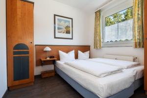 una camera da letto con un letto grande e una finestra di Ferienwohnung "Strandgut" a Neuhaus Altre 16 foto