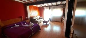 Postel nebo postele na pokoji v ubytování CTR Casona Santa Coloma
