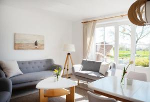 ein Wohnzimmer mit Sofa und Tisch in der Unterkunft Bauernhof Höper-Rauert - Reihenhaus 6 in Neujellingsdorf