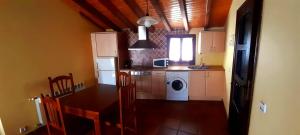 Kuchyň nebo kuchyňský kout v ubytování CTR Casona Santa Coloma