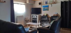 TV a/nebo společenská místnost v ubytování Appartement Climatisé T3 Piscine et Parking + 46 fotografií