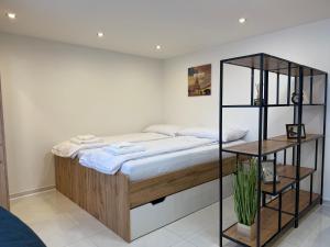 Postel nebo postele na pokoji v ubytování Apartments Dvory Free parking