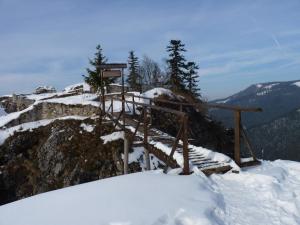a snow covered mountain with a sign on top of it at Komposesorátny dom Kalameny in Kalameny