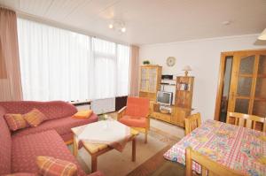 una sala de estar con un sofá y una mesa en Ferienbungalow 4, en Dahme