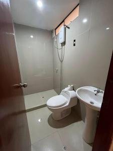 ein Badezimmer mit Toilette und Waschbecken in der Unterkunft Suite Acogedora Wifi BañoTV AC in Piura