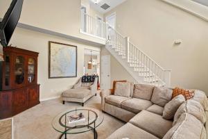 ein Wohnzimmer mit Sofa und Tisch in der Unterkunft Capeville Cottage - modern comfort close to Cape Charles! in Cape Charles