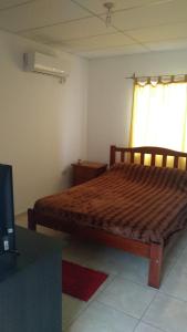 a bedroom with a wooden bed with a window at Plan Bé Temporario in Viale