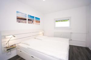 Postel nebo postele na pokoji v ubytování Strandburg 4