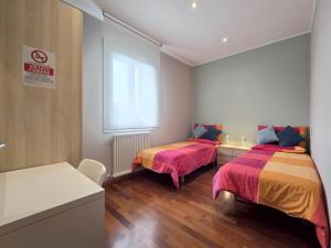a room with two beds and a window at Bed and Breakfast Villa Sofia in Ponzano Veneto
